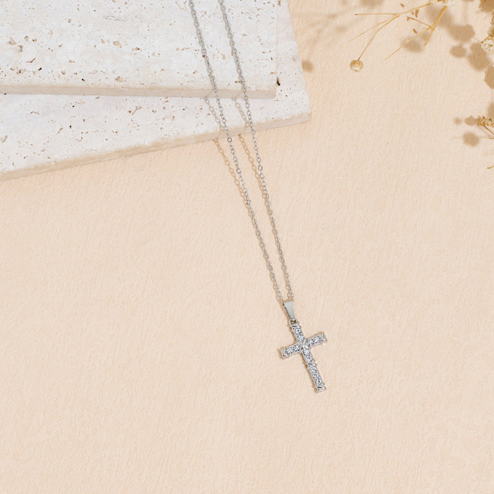 Colar com catolica com pedras estilo diamante