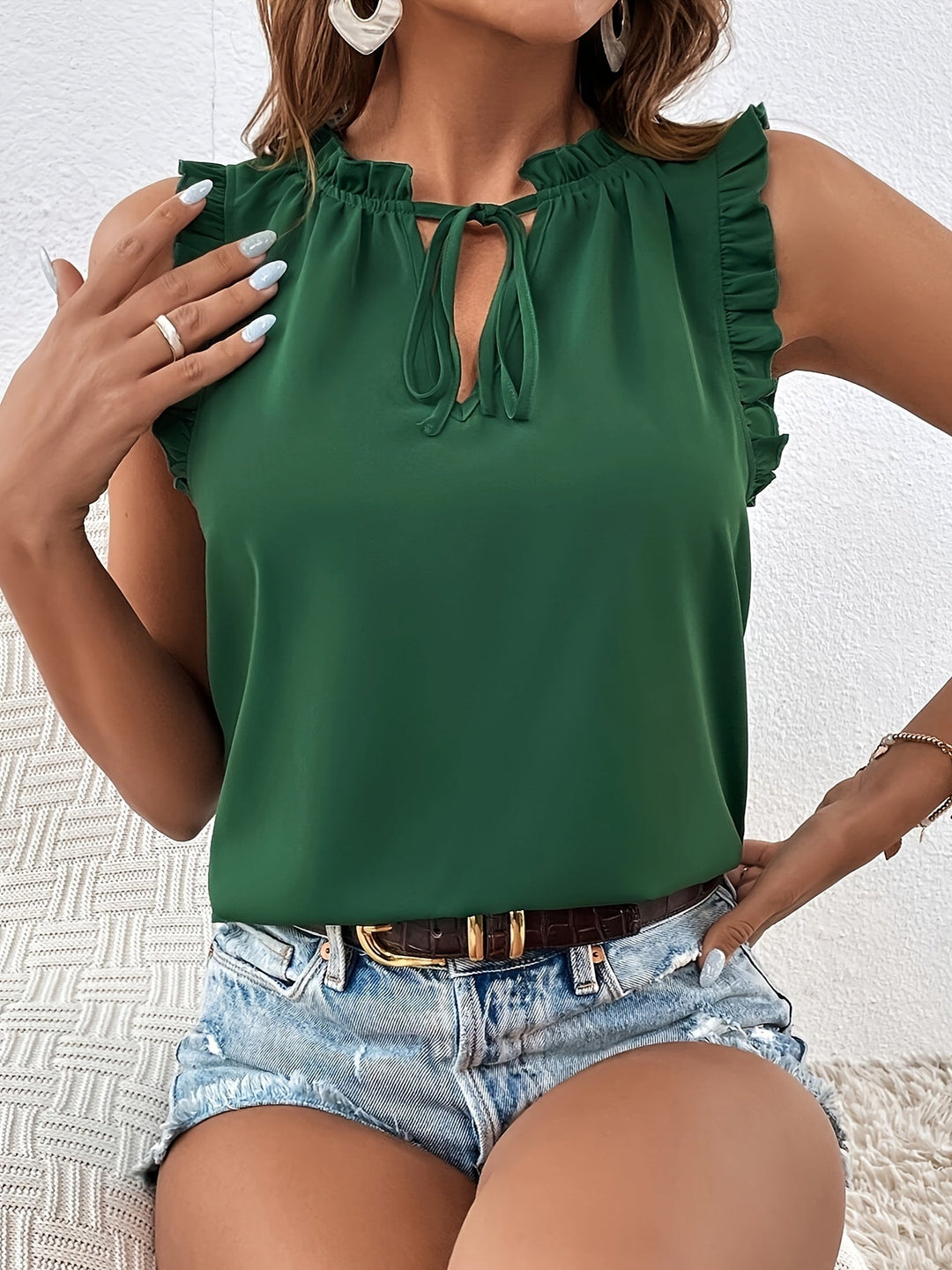 Blusa Sem Mangas com Folhos e Laço no Pescoço