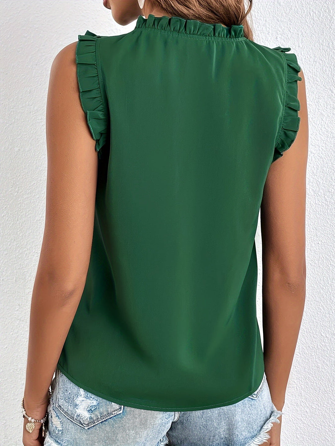 Blusa Sem Mangas com Folhos e Laço no Pescoço